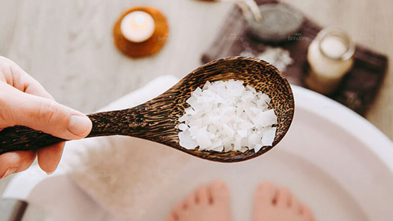 Ngâm chân tay với nước muối ấm giảm tê bì chân tay