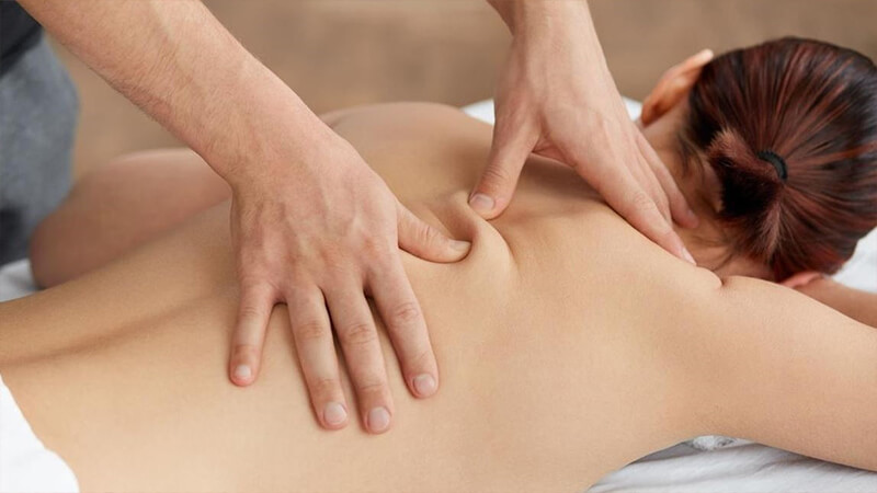 Xoa bóp bấm huyệt giảm tê bì chân tay